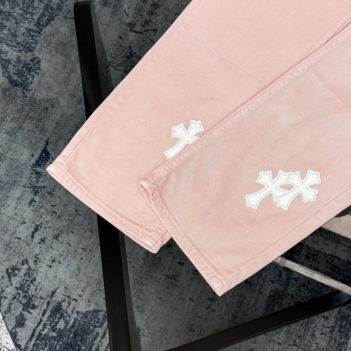P260 Chrome hearts CH co-branded Drak Miami light pink jeans exude uninhibited personality and unique charm. Every wear and tear is carefully designed to present a unique artistic feel. Made of imported denim fabric, which has undergone heavy industrial washing and destruction treatment, the trousers show a super cool effect on the upper body, allowing you to dominate the fashion stage.  This is more than just a pair of jeans, it is an expression of attitude. With its unique design concept and ultimate pursuit of details, Croxin breaks traditional boundaries and defines the jeans trend in the new era. The trousers are made of double-layer woven fabric with customized hardware. Italian-made special cowhide is printed and cut. Custom-made sheepskin three-layer thick-line leather. The whole body is spliced ​​in heavy water washing. Craftsmen hand-splash ink. You can see the details. Three-dimensional cutting version. Loose and comfortable, not flattering. Makes taller and slimmer. Factory Seiko. Original quality control. Same style for men and women. Can be matched with couples. Versatile recommendation. Must-have jeans for all seasons. Color: light pink. Size: 28-30-32-34.